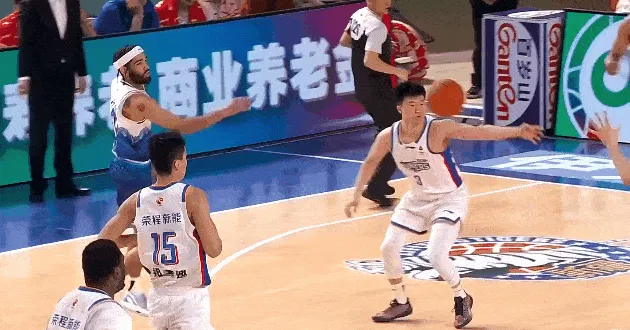 华体会-齐麟快攻跟进接球单臂滑翔劈扣，目前4中3得到7分1篮板1助攻